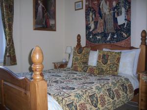 A bed or beds in a room at Minstrel's Rest 
