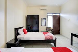Tempat tidur dalam kamar di SUPER OYO 3862 Syariah Hotel Pandan Wangi
