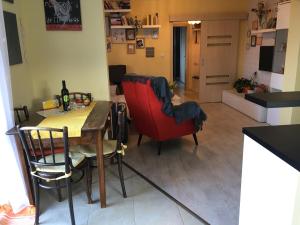 salon ze stołem i czerwonym krzesłem w obiekcie 2-izbový Apartmán Mlynica s balkónom w mieście Mlynica