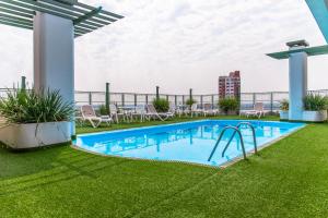 Bazén v ubytování Hotel Cecilia nebo v jeho okolí