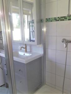 A bathroom at Lakeside-Uni-Apartments B&B
