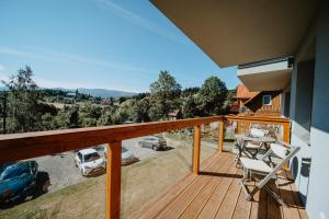 d'un balcon avec une table et des chaises sur une terrasse. dans l'établissement Marta Grottgera Apartments, à Szklarska Poręba