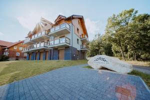 un bâtiment avec un grand rocher devant lui dans l'établissement Marta Grottgera Apartments, à Szklarska Poręba