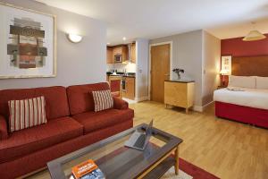 un soggiorno con divano e letto di Marlin Apartments London City - Queen Street a Londra