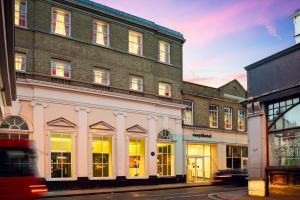 una calle de la ciudad con edificios y un autobús en easyHotel Ipswich, en Ipswich