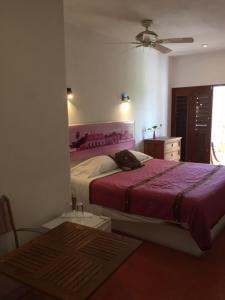a bedroom with two beds and a ceiling fan at Mi Casa en Cozumel in Cozumel
