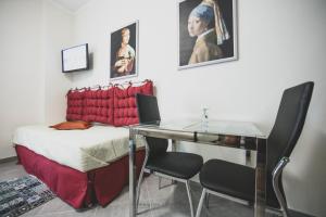 A seating area at ART & BOOKS bed and breakfast