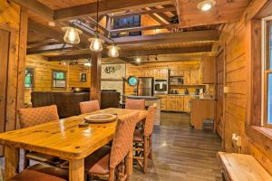 Un comedor y una cocina con mesa y sillas de madera. en Pocono Log Cabin Fireplace, Fire Pits and Amenities, en Pocono Lake