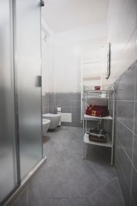 A bathroom at ART & BOOKS bed and breakfast