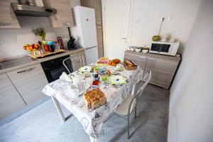 A kitchen or kitchenette at ART & BOOKS bed and breakfast