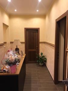 un corridoio con scrivania e porta in camera di la casa di romi a Catania