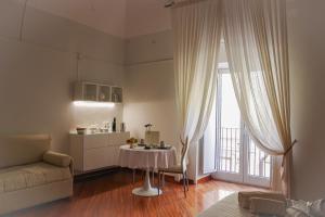 a living room with a table in front of a window at La Cattedrale in Ruvo di Puglia