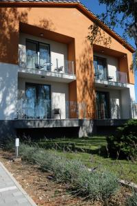 The building in which a vendégházakat is located