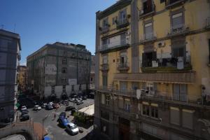 vistas a una calle de la ciudad con coches y edificios en La Mìmosa B&B, en Nápoles