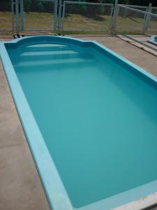 una piscina vacía con pintura azul. en Cabañas Aldo en San Rafael
