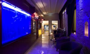 a bar with a large aquarium in a room at Hotel Alcyone in Venice