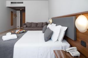 sypialnia z dużym białym łóżkiem i telefonem w obiekcie Blu Hotel - Sure Hotel Collection by Best Western w mieście Collegno +27 zdjęć