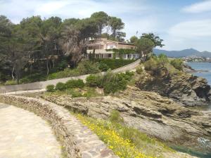 een huis op een heuvel naast het water bij Camino de Santiago Guesthouse in Llança