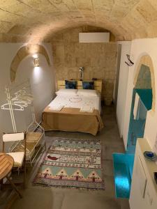 - une chambre avec un lit et un tapis dans l'établissement Palazzo Acquaviva, à Monopoli