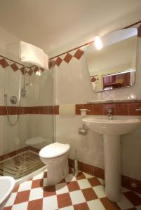 ヴェネツィアにあるホテル アルシオーネのバスルーム(トイレ、洗面台、鏡付)