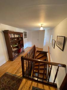 eine Treppe in einem Haus mit Bücherregal in der Unterkunft Chambres d'hôtes de charme à la ferme Freysz in Quatzenheim