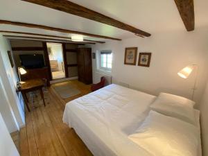 Ένα ή περισσότερα κρεβάτια σε δωμάτιο στο Chambres d'hôtes de charme à la ferme Freysz