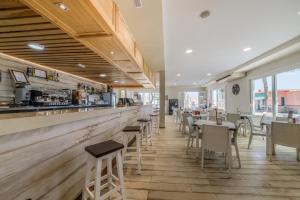 Reštaurácia alebo iné gastronomické zariadenie v ubytovaní Glamping -Bungalows El Faro