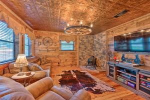 - un salon avec un canapé et une télévision dans l'établissement Western Daze Broken Bow Cabin in Hochatown!, à Stephens Gap