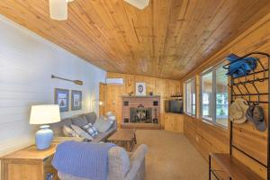 海沃德Lakefront Family Escape with Views, Dock, and Kayaks!的带沙发和壁炉的客厅 更多16张照片