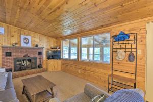 Lakefront Family Escape with Views, Dock, and Kayaks!的厨房或小厨房
