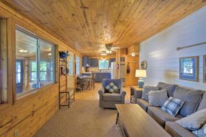 海沃德Lakefront Family Escape with Views, Dock, and Kayaks!的带沙发和桌子的客厅