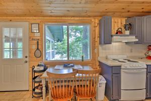 Lakefront Family Escape with Views, Dock, and Kayaks!的厨房或小厨房
