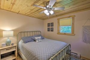 海沃德Lakefront Family Escape with Views, Dock, and Kayaks!的带床和吊扇的卧室