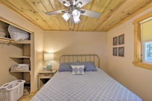 海沃德Lakefront Family Escape with Views, Dock, and Kayaks!的带床和吊扇的卧室