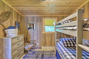 Lakefront Family Escape with Views, Dock, and Kayaks!客房内的一张或多张床位