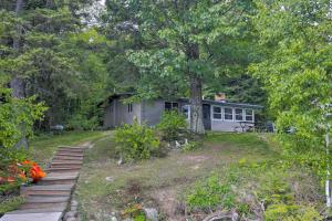 Lakefront Family Escape with Views, Dock, and Kayaks!外面的花园