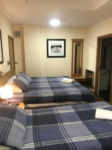 two beds in a hotel room with two beds at Shanahans B&B with Sports Bar in Birmingham