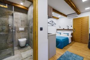 ein Schlafzimmer mit einem Bett, einer Dusche und einem WC in der Unterkunft Urban Apartments with sauna in Zadar + 90 Fotos
