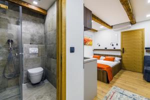 um quarto com uma cama, um chuveiro e um WC em Urban Apartments with sauna em Zadar