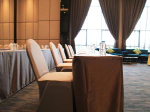 Posezení v ubytování Fortune Saeng Chan Beach Hotel Rayong - SHA Plus