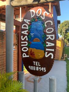 un panneau indiquant un restaurant de doggie devant un bâtiment dans l'établissement Pousada dos Corais, à Itaúnas