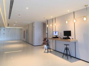 TV a/nebo společenská místnost v ubytování Fortune Saeng Chan Beach Hotel Rayong - SHA Plus