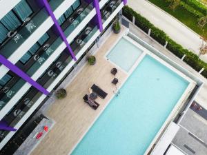Bazén v ubytování Fortune Saeng Chan Beach Hotel Rayong - SHA Plus nebo v jeho okolí