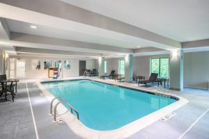 Piscina a Holiday Inn Express & Suites Tell City, an IHG Hotel o a prop