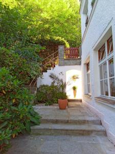 una escalera que conduce a un edificio con escalera en Pension Baron Schoeneck en Karlovy Vary