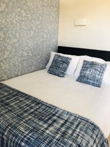 Tempat tidur dalam kamar di The Aberdeen Arms Hotel