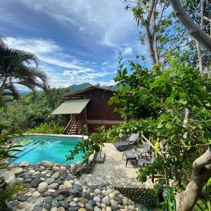 ein Resort mit Pool und Haus in der Unterkunft Posada Villa Margarita in Los Naranjos