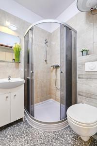 ウッチにあるDeLux5のバスルーム(シャワー、トイレ、洗面台付)