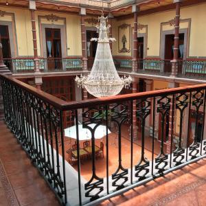 HOTEL CASONA MISIONES في كيريتارو: بلكونه فيها ثريا في مبنى