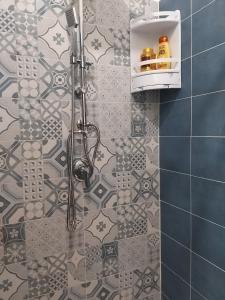 eine Dusche mit Glastür im Bad in der Unterkunft Parsifal family room in Campofelice di Roccella